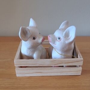ADORABLE Ceramic Pig Salt and Pepper Shakers in a Wooden Crate